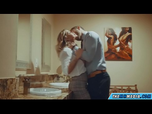 ❤️ Kui rinnakas blondiin võrgutab sind avalikus tualettruumis Seks at porn et.serviporno.ru ﹏